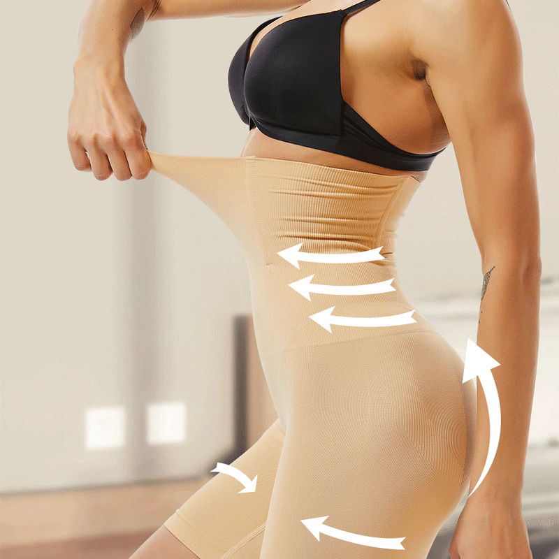 Donna in biancheria modellante beige, dimostrando effetto snellente. Intimo contenitivo, alta vita, elasticizzato, perfetto per silhouette scolpita.