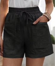 Shorts neri da donna con tasche frontali, elastico in vita e laccio regolabile. Ideali per look casual estivi. Tessuto leggero e confortevole.