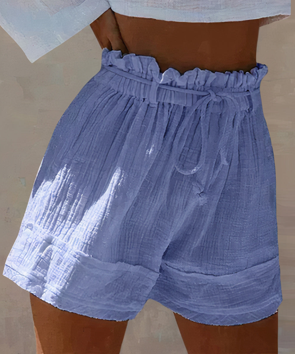 Shorts estivi in cotone blu con vita alta arricciata e cintura, tessuto leggero e traspirante, ideale per moda casual e look estivi.