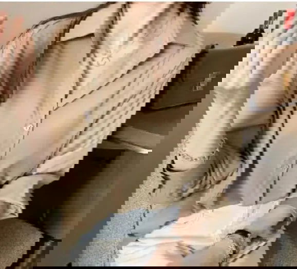 Immagine digitale con distorsioni e glitch colorati, rappresentante un errore visivo. Arte astratta, pixel, tecnologia, grafica digitale.