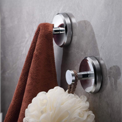 Ganci da parete in acciaio inox con asciugamano marrone e spugna da bagno, montaggio senza fori, accessori bagno moderni, design elegante.