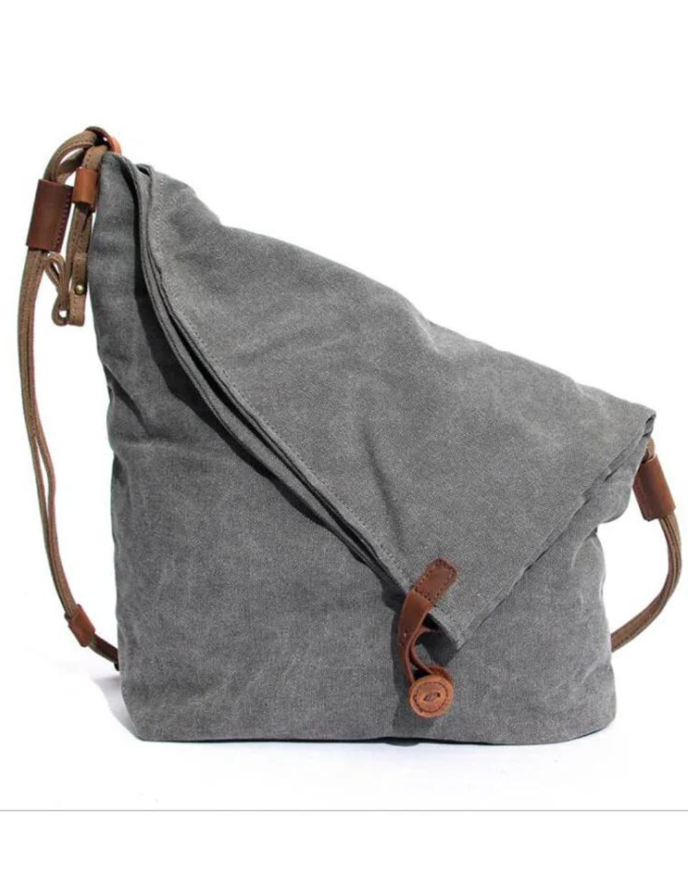 Zaino a tracolla in tela grigia con dettagli in pelle marrone, design casual e spazioso, ideale per viaggi e uso quotidiano.