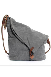 Zaino a tracolla in tela grigia con dettagli in pelle marrone, design casual e spazioso, ideale per viaggi e uso quotidiano.