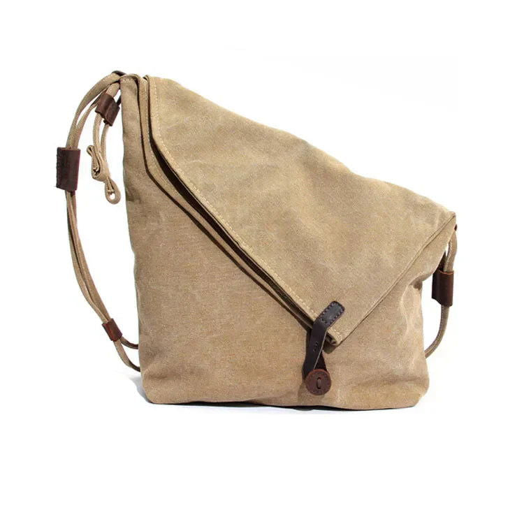 Zaino a tracolla in tela beige con chiusura a fibbia in pelle, design casual e resistente, ideale per viaggi e uso quotidiano.