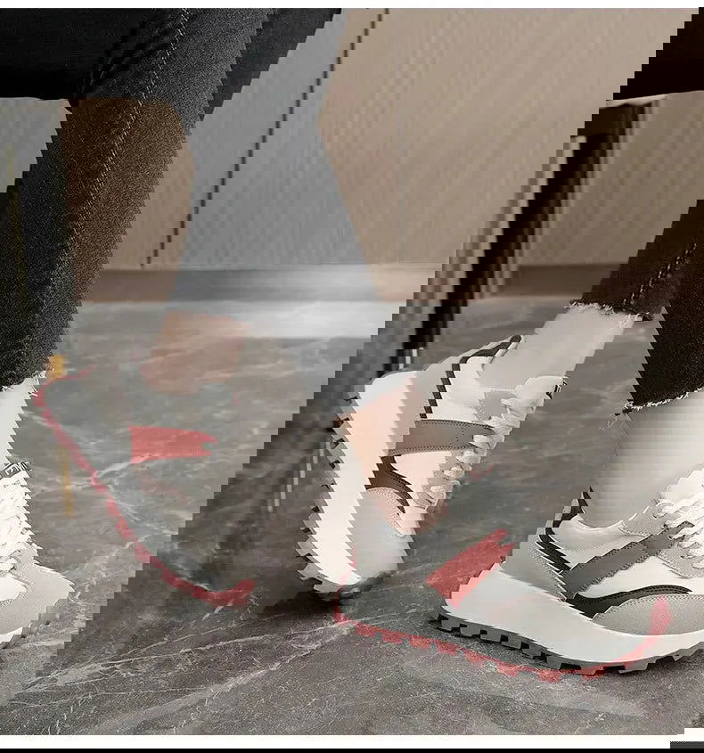 Immagine danneggiata con distorsioni digitali e bande colorate. Problema di visualizzazione o file corrotto.