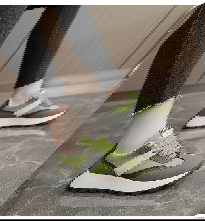 Immagine danneggiata con distorsioni digitali e bande colorate orizzontali. Problema di visualizzazione o file corrotto.