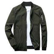 Giacca bomber verde oliva da uomo, stile casual, con zip frontale, tasche laterali e polsini a costine. Perfetta per look autunnali e invernali.