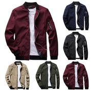 Giacca bomber uomo in vari colori: bordeaux, blu, nero, beige, verde. Design casual, zip frontale, tasca sulla manica. Moda autunno-inverno.