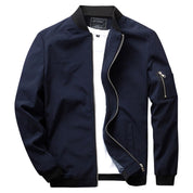 Giacca bomber blu scuro da uomo, con zip frontale, tasca sulla manica e colletto a coste. Stile casual, ideale per moda autunnale e primaverile.