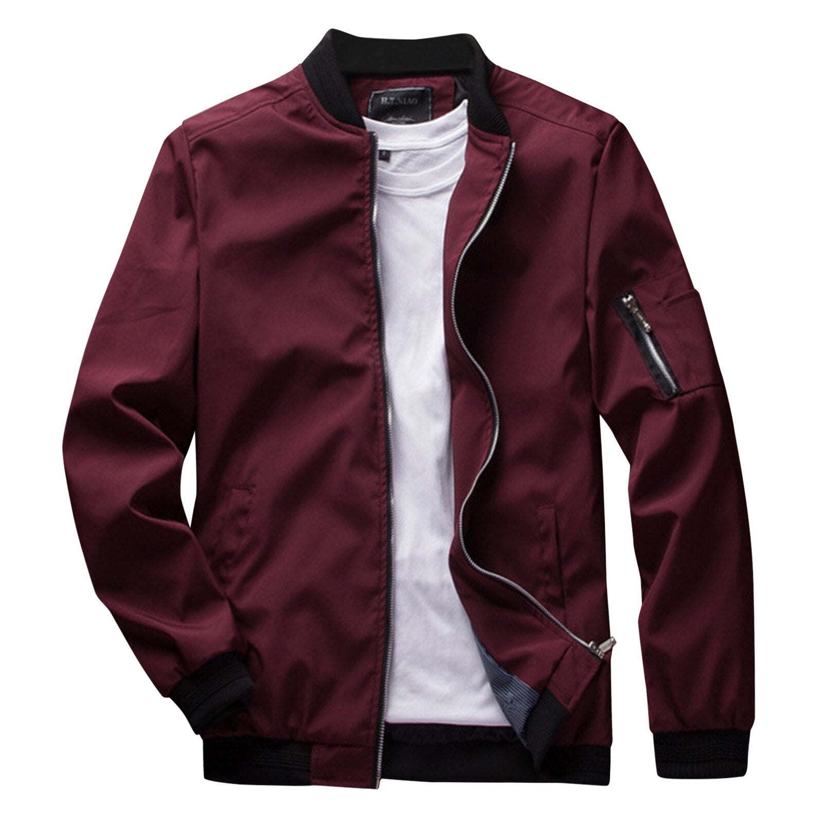 Giacca bomber uomo bordeaux con zip, colletto e polsini neri, tasca sulla manica, abbinata a t-shirt bianca. Moda casual, stile urbano.
