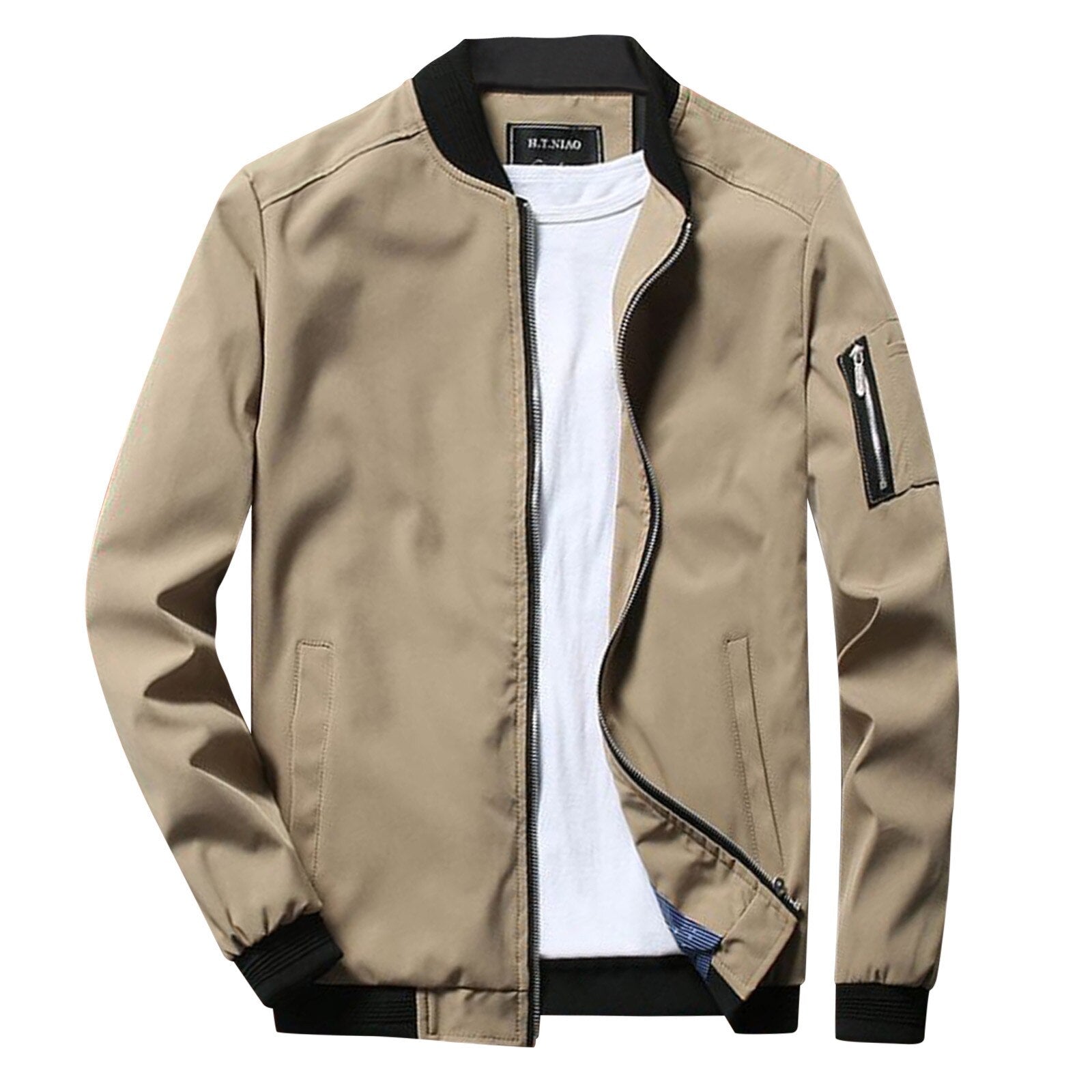 Giacca bomber beige da uomo con zip, tasca sulla manica e polsini neri, abbinata a t-shirt bianca. Stile casual, moda maschile.