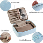 Astuccio cosmetico impermeabile azzurro con manico rinforzato, cerniere doppie e scomparti staccabili, ideale per organizzare trucchi e accessori.