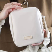 Borsa a tracolla bianca elegante, design minimalista, chiusura con zip, dettagli dorati, ideale per moda femminile e accessori di tendenza.