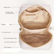 Borsa trucco in TPU beige con scomparti etichettati per rossetto, cipria, pennelli e mascara. Ideale per organizzare cosmetici da viaggio.