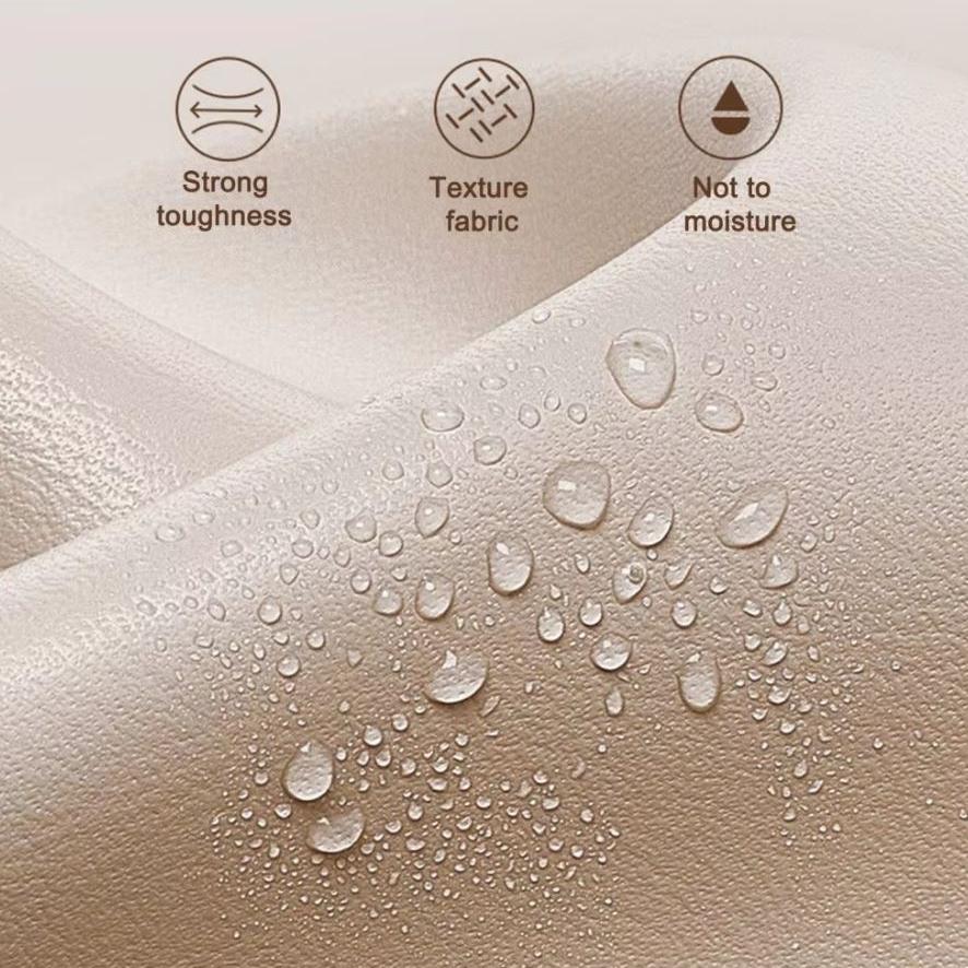Superficie in tessuto beige resistente all'umidità con gocce d'acqua, texture robusta e durevole. Materiale impermeabile e resistente.