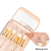 Set di pennelli trucco con custodia impermeabile trasparente, manici dorati, setole morbide. Ideale per cosmetici, beauty, accessori make-up.