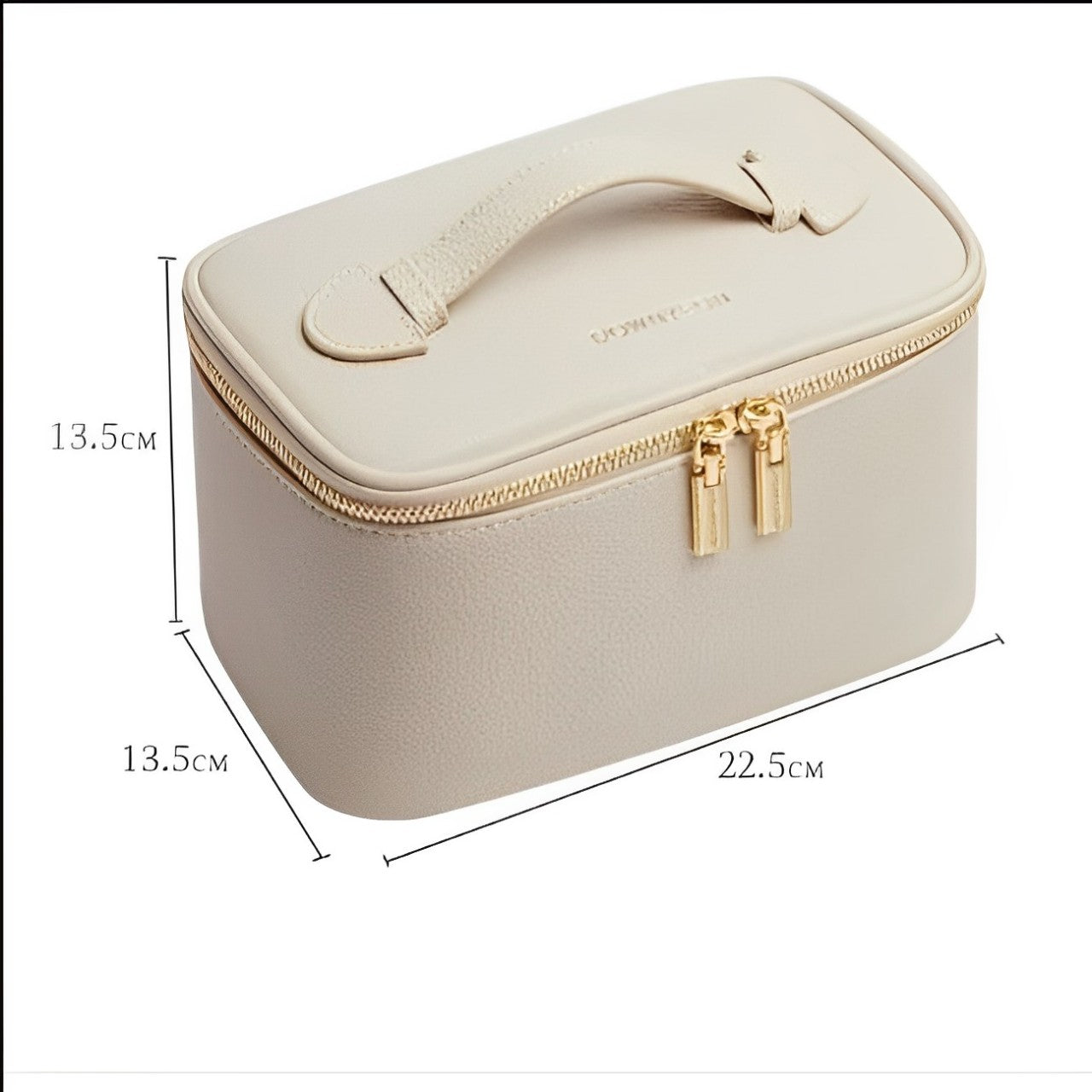 Astuccio cosmetico beige in pelle sintetica con cerniera dorata, manico superiore, dimensioni 22,5x13,5x13,5 cm. Elegante e pratico per viaggi.