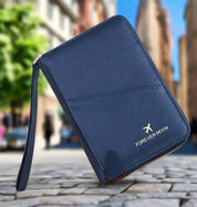Portafoglio blu in pelle con cerniera, design elegante, marchio "Forever Mvin", sfondo urbano sfocato. Accessorio moda uomo/donna.