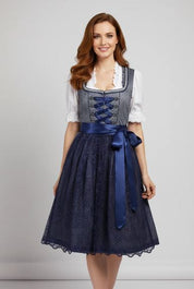 Abito Dirndl autunnale con grembiule, pizzo ed elegante allacciatura del corpetto