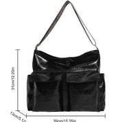 Borsa a tracolla nera in pelle lucida con tasche frontali, dimensioni 39x31x13 cm. Elegante e spaziosa, ideale per moda e praticità quotidiana.