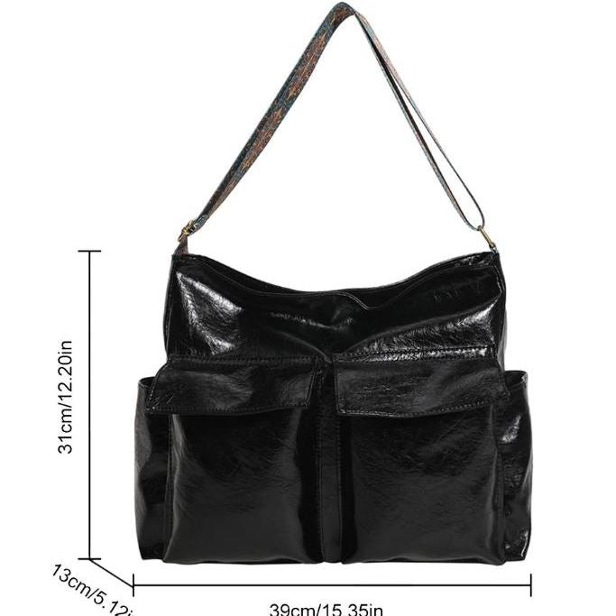 Borsa a tracolla nera in pelle lucida con tasche frontali, dimensioni 39x31x13 cm. Elegante e spaziosa, ideale per moda e praticità quotidiana.