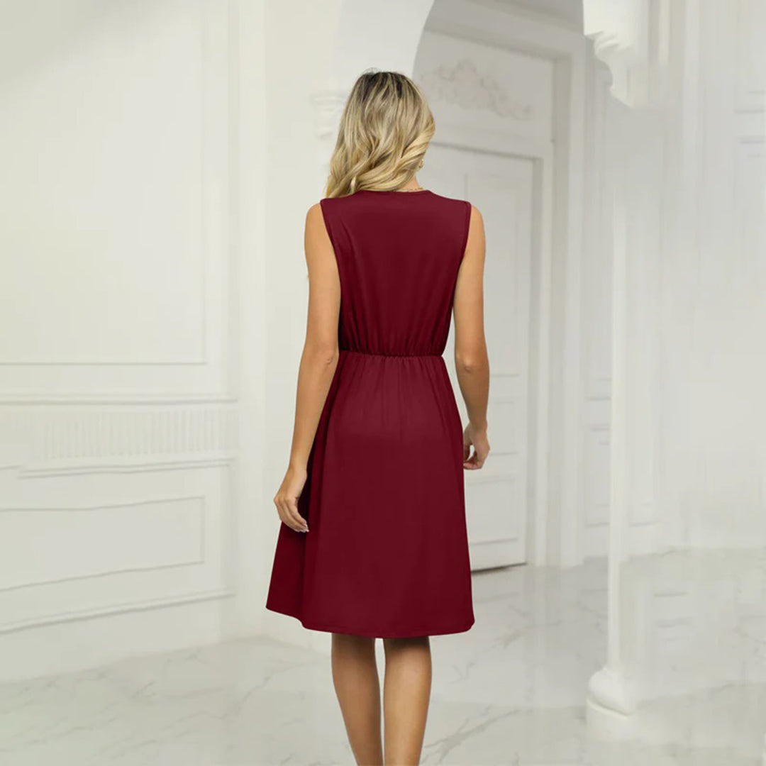 Abito rosso bordeaux senza maniche, donna di spalle in ambiente elegante. Vestito estivo elegante, moda femminile, abbigliamento casual chic.