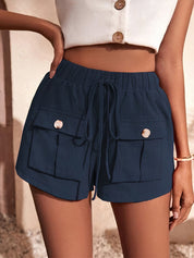 Shorts blu da donna con tasche frontali e bottoni, vita alta con laccio regolabile. Stile casual estivo, tessuto leggero e confortevole.