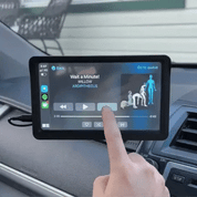 Schermo touchscreen auto con interfaccia musicale, brano in riproduzione "Wait a Minute!" di Willow, icone di controllo visibili.
