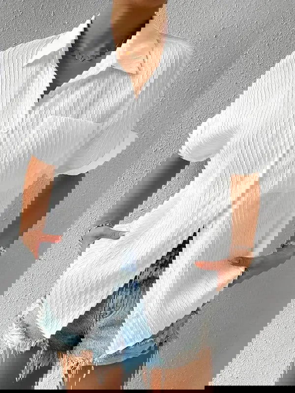 Immagine danneggiata con distorsioni digitali e colori vivaci. Problema di visualizzazione, artefatti glitch. Immagine non visualizzabile correttamente.