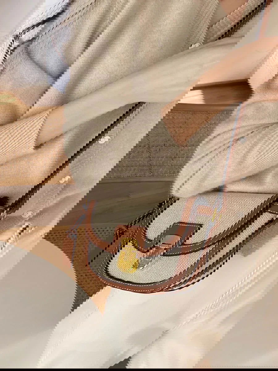 Immagine danneggiata con distorsioni digitali e bande colorate. Problema di visualizzazione o errore di file.