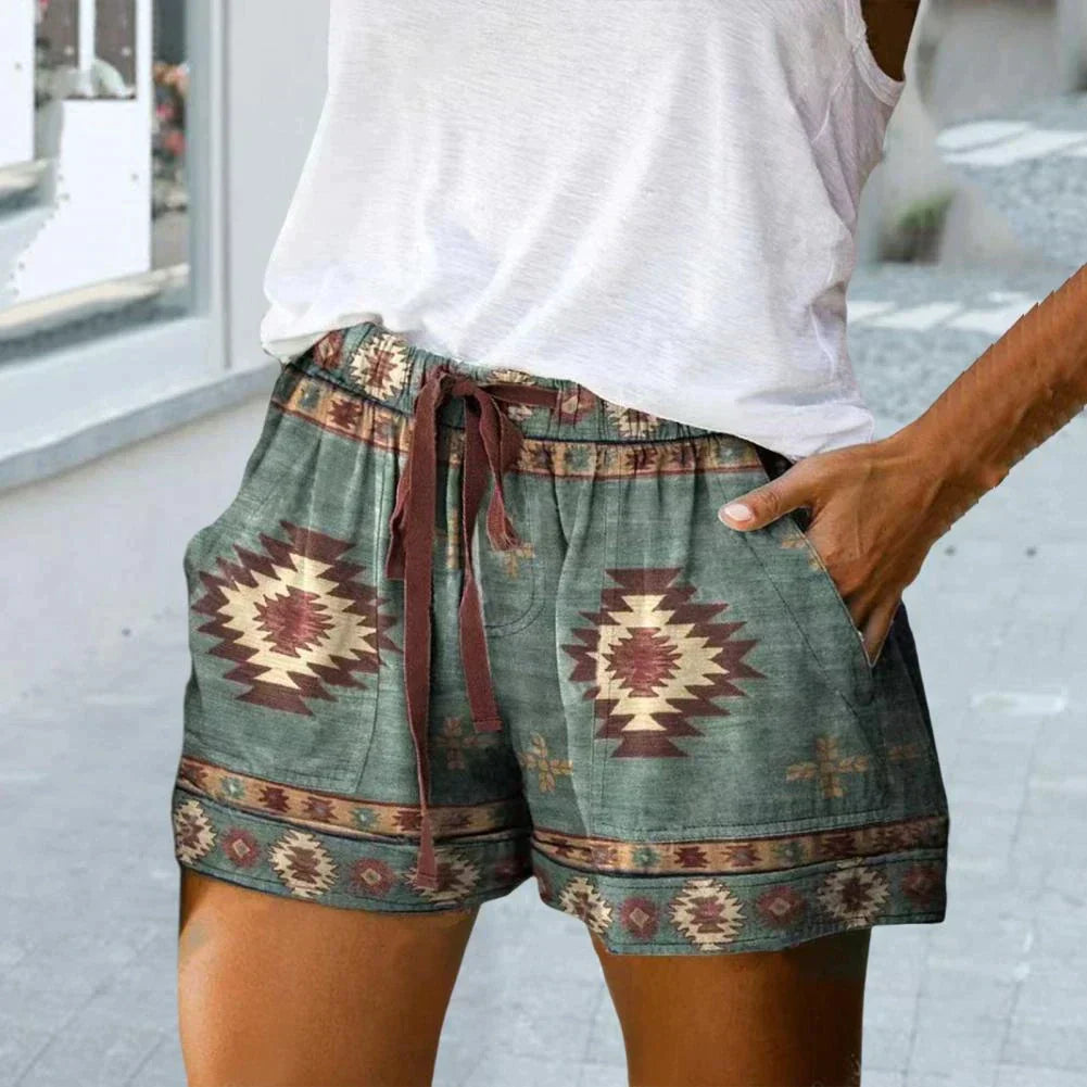 Shorts donna con stampa azteca verde e marrone, elastico in vita, tasche laterali, stile casual estivo. Perfetti per moda boho chic.