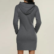 Vestito felpa donna grigio con cappuccio, maniche lunghe, design casual, ideale per autunno e inverno. Stile moderno e confortevole.