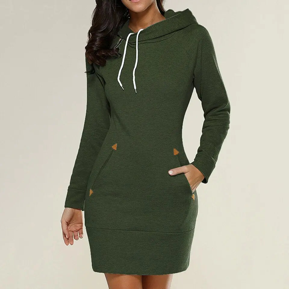Vestito felpa donna verde con cappuccio, tasche e lacci bianchi. Abbigliamento casual autunnale, moda femminile comoda e trendy.