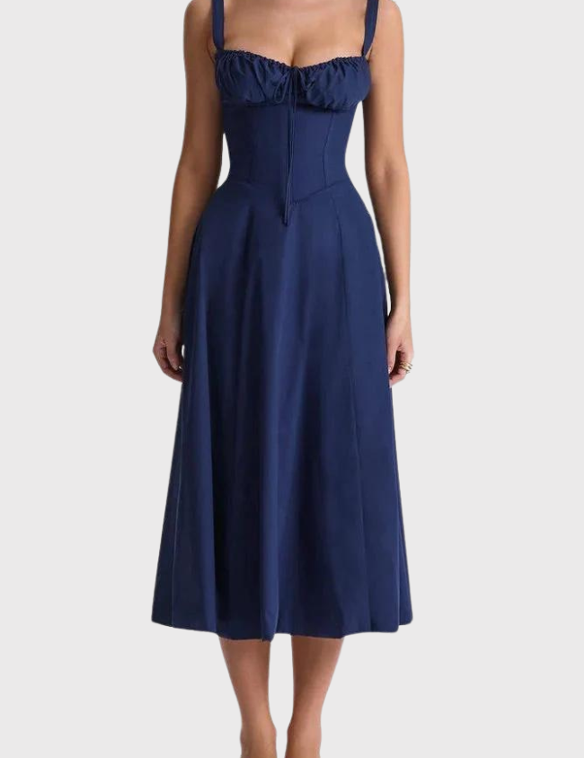Abito midi blu scuro elegante con spalline larghe, scollo arricciato e gonna svasata. Perfetto per eventi formali e serate speciali.