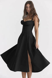 Donna con abito nero elegante, lungo, con spacco e corpetto arricciato. Moda femminile, abbigliamento da sera, stile sofisticato.