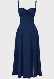 Abito lungo blu scuro con spalline sottili, scollo a cuore e gonna ampia. Elegante e adatto per eventi serali o cerimonie.