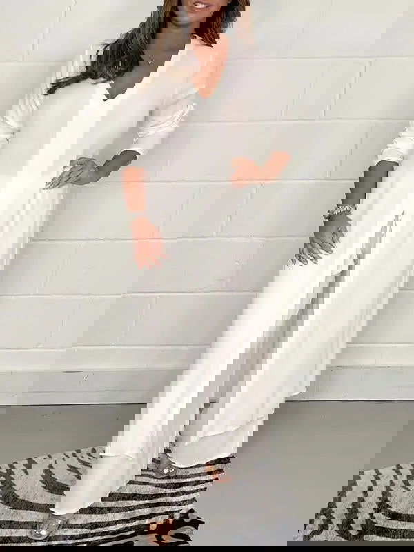 Immagine danneggiata con distorsioni digitali e colori alterati, impossibile identificare l'oggetto principale. Problema di visualizzazione file.