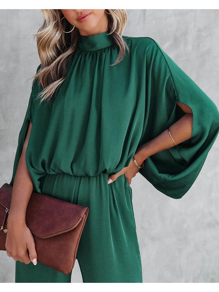 Donna con tuta verde elegante, maniche ampie, borsa marrone. Moda femminile, abbigliamento chic, outfit sofisticato.