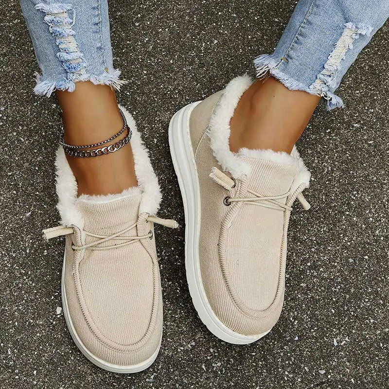 Scarpe da donna beige invernali con pelliccia, suola bianca, indossate con jeans strappati. Calzature casual calde e comode per l'inverno.