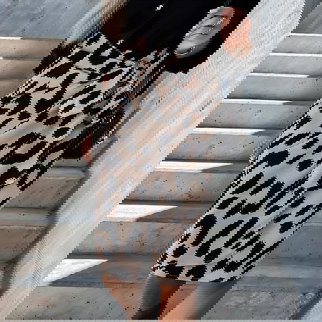 Immagine astratta con strisce orizzontali multicolore, predominano rosso, giallo e viola. Arte digitale moderna, design vivace e dinamico.