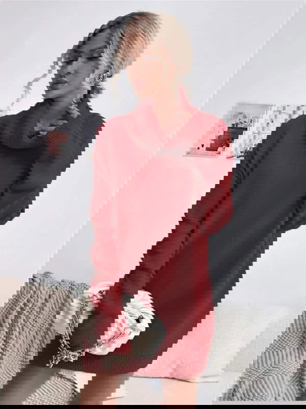 Immagine danneggiata con distorsioni digitali e colori alterati, impossibile identificare l'oggetto principale.