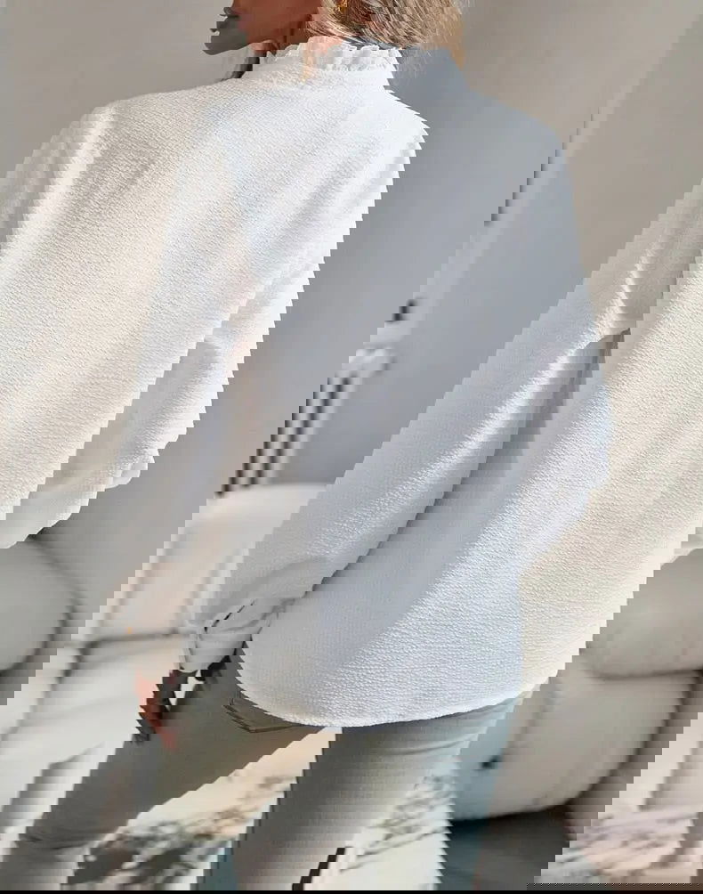 Immagine danneggiata con distorsioni digitali e colori alterati, presenta linee orizzontali blu e verdi. Problema di visualizzazione o file corrotto.