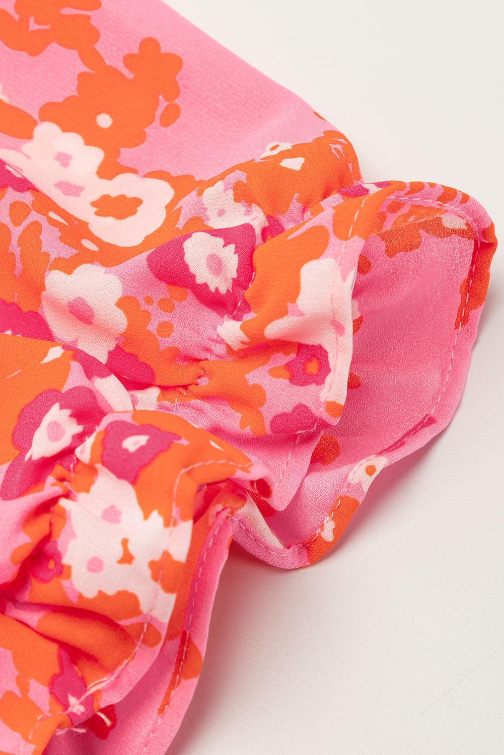 Manica di abito floreale rosa e arancione, tessuto leggero con motivo a fiori, dettagli arricciati. Moda donna, abbigliamento estivo elegante.