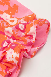 Manica di abito floreale rosa e arancione, tessuto leggero con motivo a fiori, dettagli arricciati. Moda donna, abbigliamento estivo elegante.