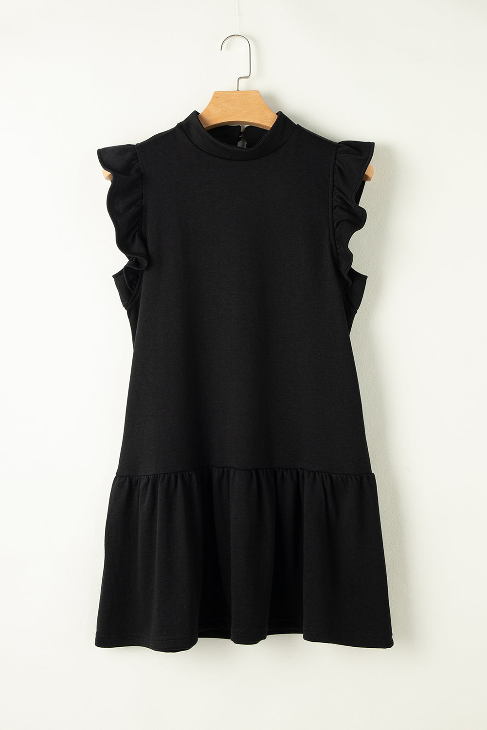 Abito nero senza maniche con volant, design elegante e moderno, perfetto per occasioni formali e casual. Tessuto morbido e confortevole.