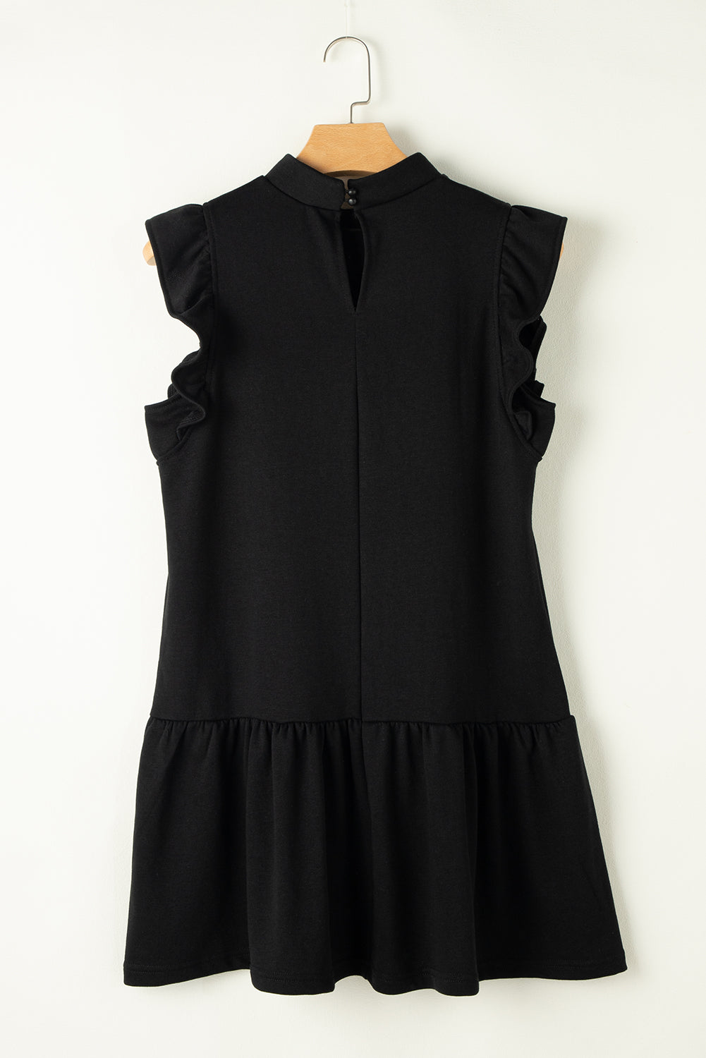 Abito nero senza maniche con volant, scollo tondo e chiusura posteriore. Elegante e versatile, perfetto per occasioni formali e casual.