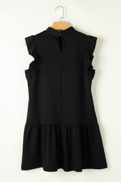Abito nero senza maniche con volant, scollo tondo e chiusura posteriore. Elegante e versatile, perfetto per occasioni formali e casual.