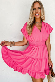 Abito estivo rosa donna, scollo a V, maniche corte, gonna a balze, tessuto leggero. Perfetto per moda estiva, look casual elegante.