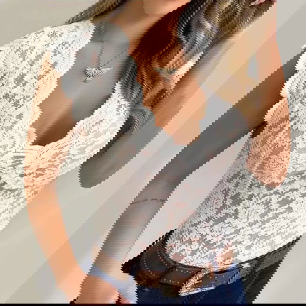 Immagine danneggiata con distorsioni digitali e bande colorate. Problema di visualizzazione o errore di file.