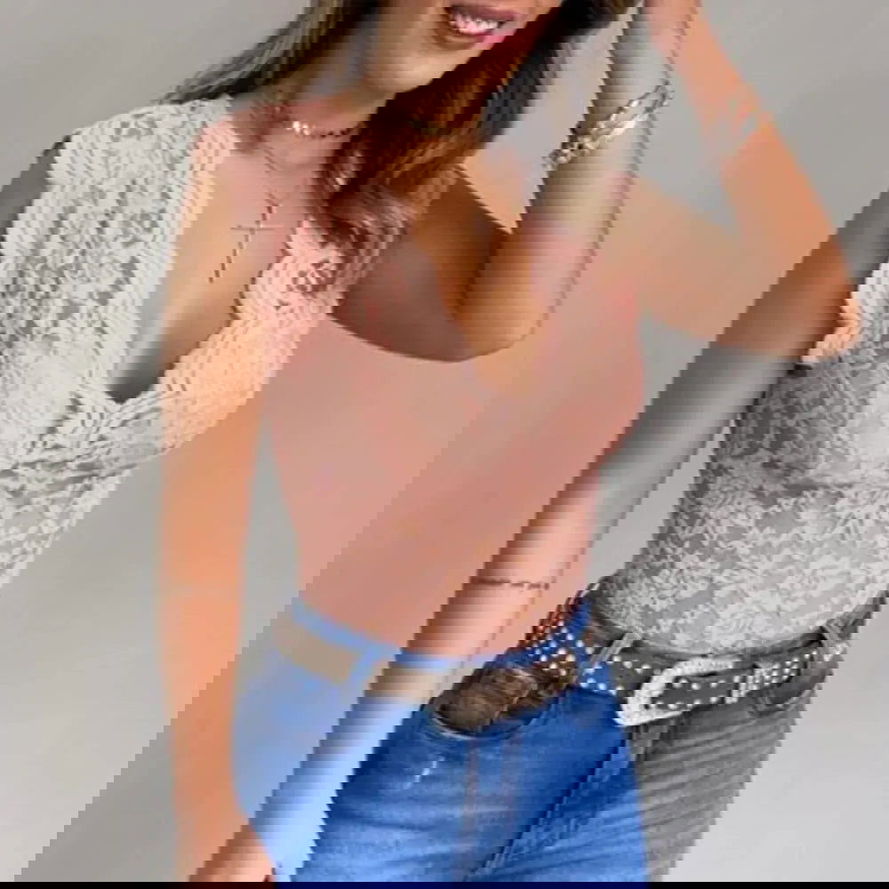 Immagine danneggiata con distorsioni digitali e colori alterati, presenta bande orizzontali verdi, blu e rosa. Problema di visualizzazione file.